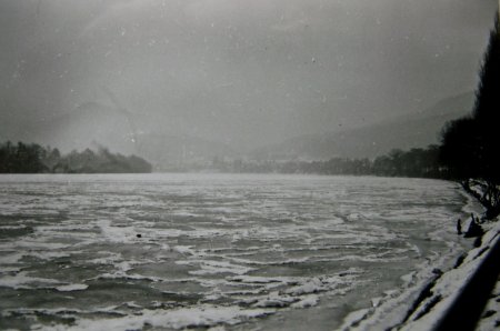 Rhein 1963 - Eiszeit, Sicht vom Anker gegen Mumpferfluh