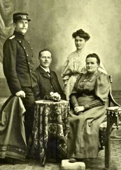 Güntert Emilian und seine Frau Elisa Güntert sitzend, die Kinder Alfred und Elise stehend, um 1910