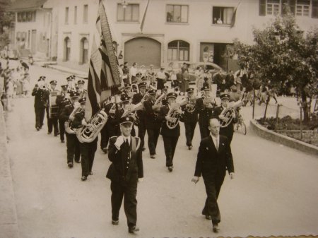 Jugendfest 1953, der Umzug an der Spitze mit der Musikgesellschaft
