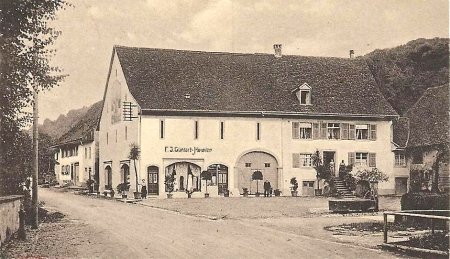 Hauptstrasse - im östlichen Dorfteil, Säckingerhof 1 mit Vorplatz