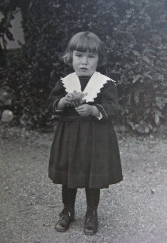 Sonntagsmädchen um 1900
