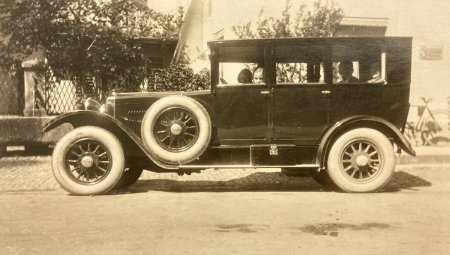 Hauptstrasse - im östlichen Dorfteil Auto vor der _Sonne