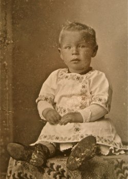 Knabe, einjährig um 1913