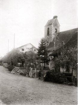 Hauptstrasse - im östlichen Dorfteil, Taverne _Sonne_, Kirche und Haus Gotthold Güntert