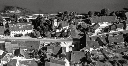 1949 - 5. September - Anflug von Süden 2 - Zentrum mit Kirche, Sonne, Schulhaus - Werner Friedli