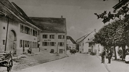 Hauptstrasse - in der Dorfmitte Hauptstrasse mit Blick zum _Adler