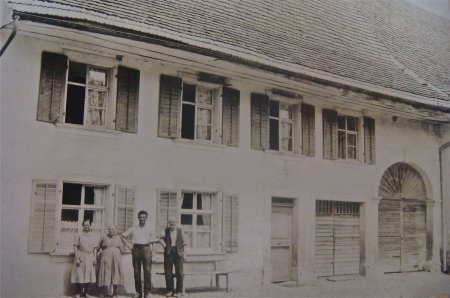 Hauptstrasse - in der Dorfmitte nach der _Glocke_ Haus Familie Schlienger