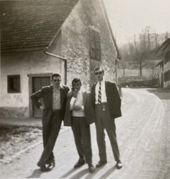 Graubühl - Haus des Herrn Süssegger mit drei Jünglingen davor