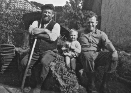 Wunderlin Karl, Munihalter und Franz Wunderlin, Gemeindewerkarbeiter, mit Tochter Barbara