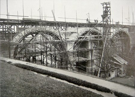 Bahn 1925 - Bahnviadukt im Bau, im Vordergrund das Mühlebächlein