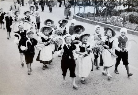 Jugendfest 1953, der Umzug mit der Unterschule zum Thema Getreideernte