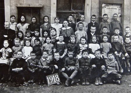1918 Unterschule, Fräulein Lehrerin Abbt, Pfarrer Keusch