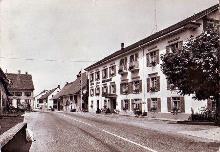 Hauptstrasse - im östlichen Dorfteil, rechts die _Sonne_, links die alte Post