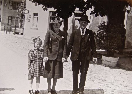 Dinkel-Rohrer Edmund und Hulda mit Tochter Rosmarie an einem Festtag vor der _Sonne_ 1943