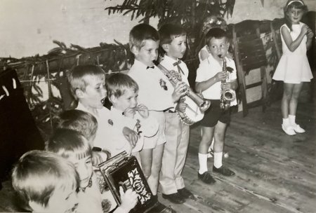1971 Schulhauseinweihung 4. Juli - Kindergärtler musizieren