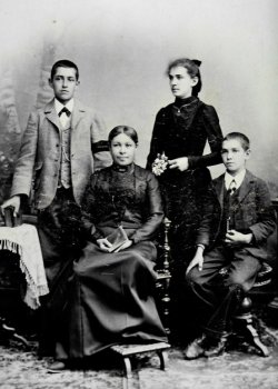 Waldmeier-Güntert Karolina, Mutter und Witwe, mit ihren Kindern Fritz und Louisa (stehend) und Otto (sitzend), 1902