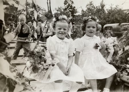 Jugendfest 1953, der Umzugswagen Thema Vater Rhein mit den Kindern Peter Wunderlin, Vreni Gut und Heidi Senn