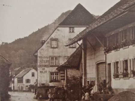 Hauptstrasse - in der Dorfmitte Taverne _Adler_ und Bauernhaus der Familie Güntert