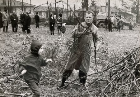 1968 Spatenstich 7. 12. - Zum Abschluss gibt es ein Feuer, vorbereitet durch Gemeindewerkarbeiter Franz Wunderlin