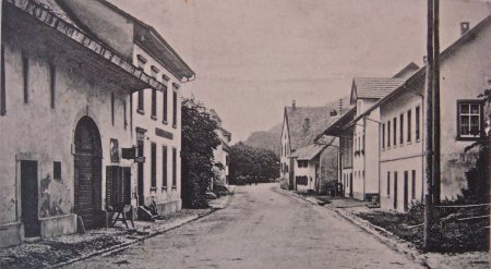 Hauptstrasse - in der Dorfmitte _Glocke_ Aufnahme um 1900