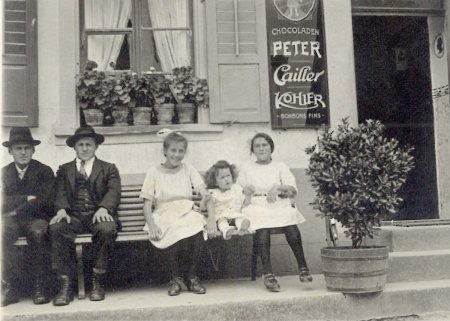 Kaufmann Fritz und Kaufmann Albert vor dem Ladeneingang