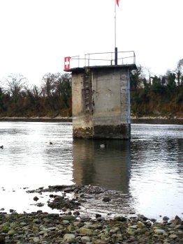 Rhein 2015 - Starkstrompfeiler, erbaut 1898, aufgenommen bei Niedrigwasser
