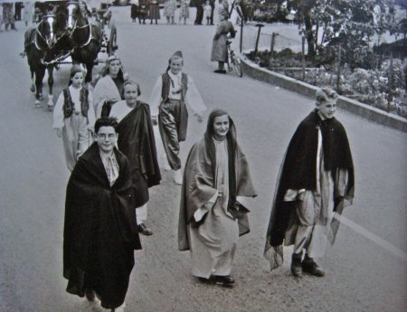 Jugendfest 1953, der Umzug mit der Oberschule zum Thema Vielfalt der Völker