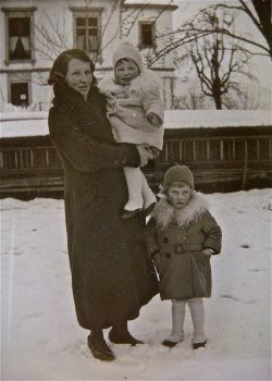 Dinkel Hulda mit zwei Töchtern im Winter 1938