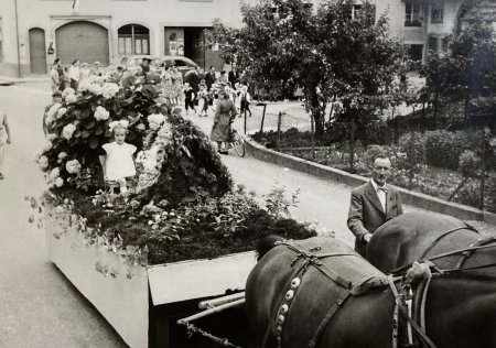 Jugendfest 1953, der Umzugswagen Thema Natur und Blumenpracht, geführt von Josef Güntert-Gysin