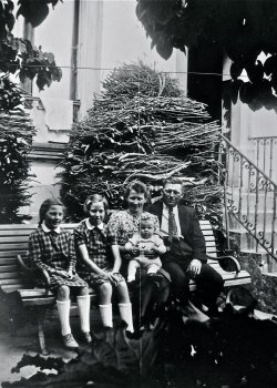 Dinkel-Rohrer Edmund und Familie vor der _Frommherzvilla_ um 1946