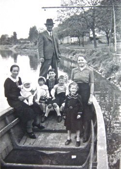 Wunderlin-Ursprung Karl und Famlie auf der Sonntagsfahrt um 1955