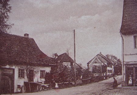 Hauptstrasse - beim östlichen Dorfeingang rechts, links das Haus Familie Gotthold Güntert