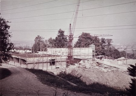 1969 Bauphase - Das Schulhaus im Vordergrund, die Turnhalle im Hintergrund