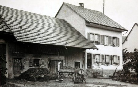 Hauptstrasse - beim östlichen Dorfeingang links, Haus Familie Berger-Waldmeier