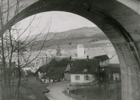 Ankengasse - Durch den Viaduktbogen nach Norden, das Haus rechts gehört der Familie Max und Therese Winter-Kaufmann