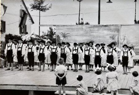 Jugendfest 1953, Festspiel, die Tanzgruppe ist bereit