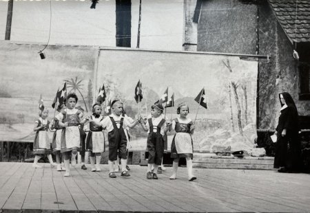 Jugendfest 1953, Festspiel, die Kindergärtner eröffnen auf der Bühne