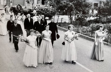 Jugendfest 1953, der Umzug an der Spitze mit Gemeindeammann Triebold, Pfarrer Baumberger und den Gemeinderäten