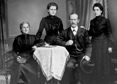 Probst-Steinacher Josef und Theresia mit den Töchtern Anna und Maria Theresia
