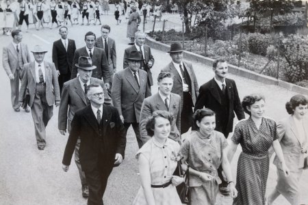 Jugendfest 1953, der Umzug mit der Delegation vom Kirchenchor und Männerchor