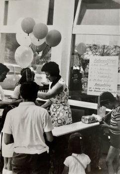1971 Schulhauseinweihung 4. Juli - Zum Schluss der Schulhauseinweihung gibt es ein Ballonwettfliegen