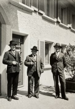 Waldmeier Johann als junger Bootsbauer (r), Eugen Hurt als übergebender Bootsbauer (m), Schmiedemeister Wunderlin (l), im Jahr 1930