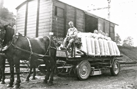 Bahn 1930 - Warenumlad auf Pferdetransport