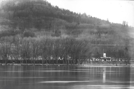 Rhein 1960 - Vom Rhein aus gesehen, das Strandbad Mumpf (Quelle Kraftwerk Stein-Säckingen)
