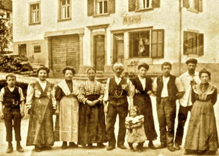 Güntert's als Festfamilie vor dem _Adler_