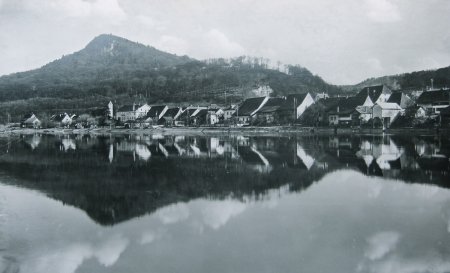 Rhein 1910 - Das Dorf im Rheinwasser gespiegelt