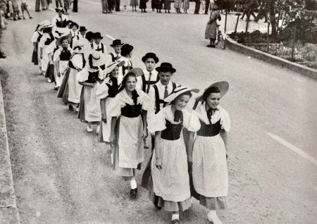Jugendfest 1953, der Umzug mit der Oberschule zum Thema Brauchtum der Heimat 