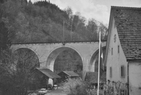 Ankengasse - Durch den Viaduktbogen nach Süden, hinten befindet sich das Rotsandwerk und der Gemeindeschopf, vorne rechts die Mühle und links der Dreschschopf