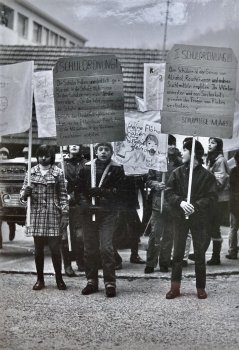 1970 Umzug in das neue Schulhaus 19. Dezember - Transparente zeigen die neue Schulordnung an