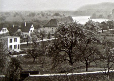 Hauptstrasse - westlicher Eingang mit dem _Bauhaus_ als erstem Flachdachbau